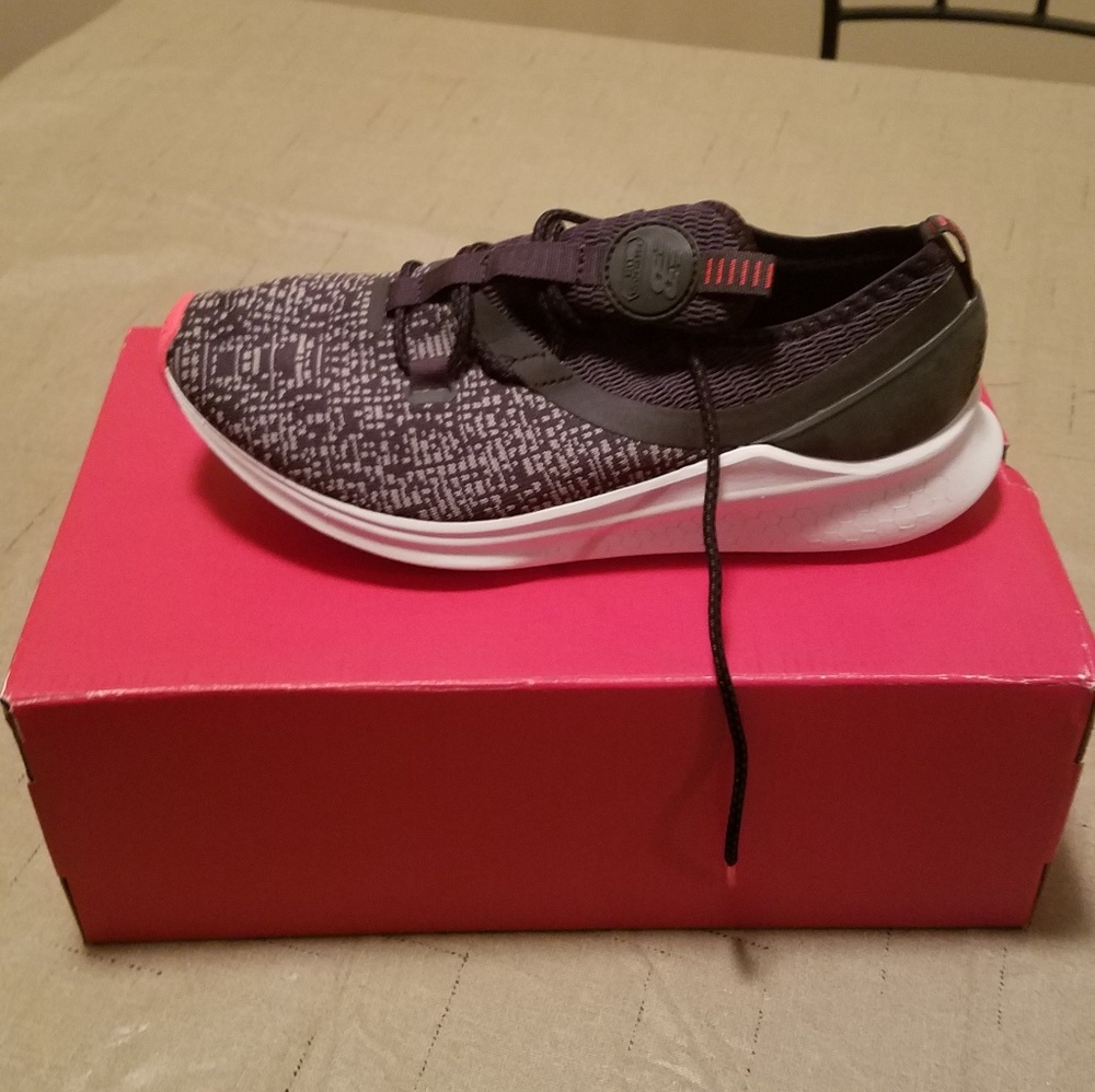 New balance shoes- black and white size 8.5
